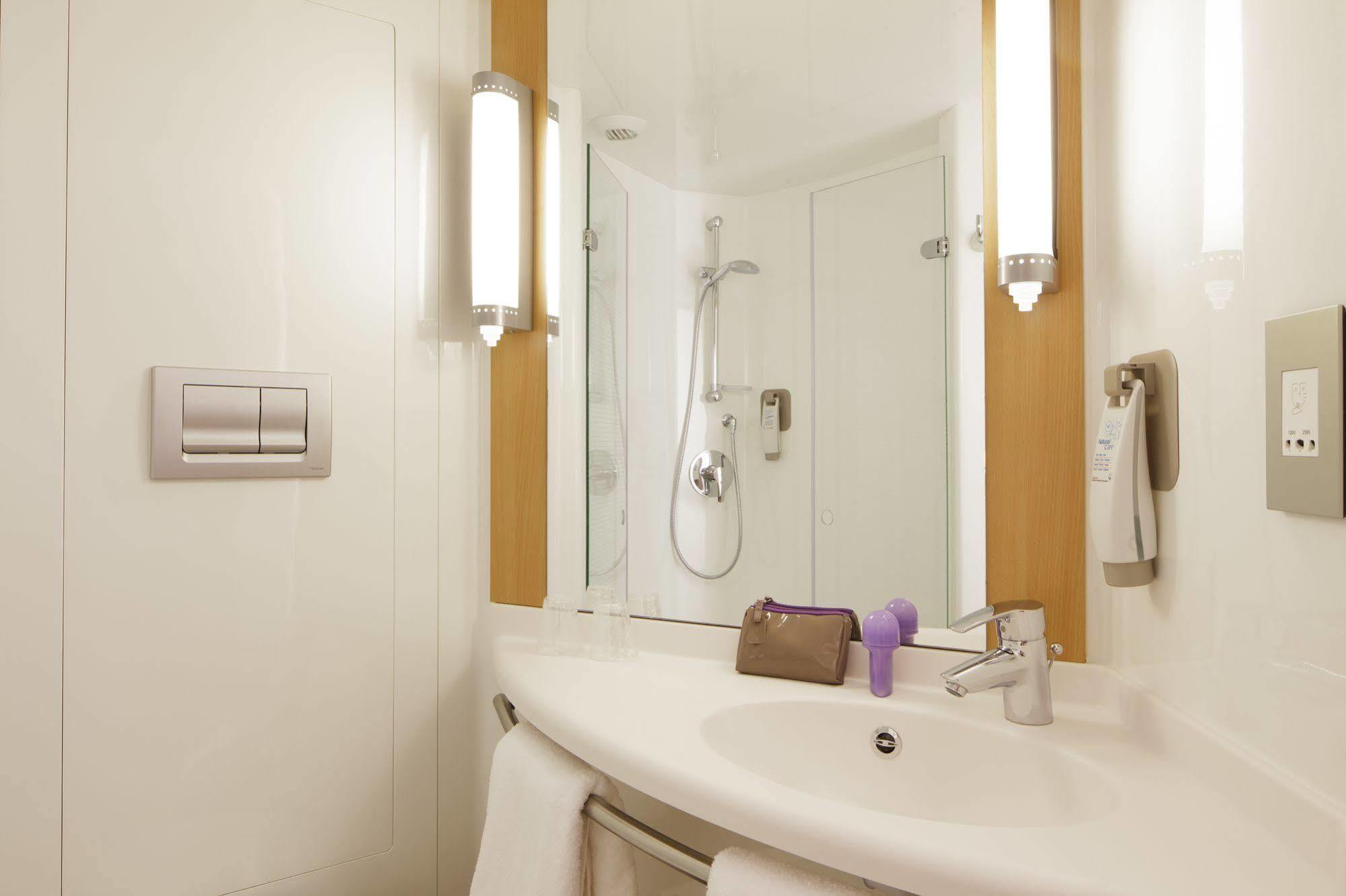Ibis Hull Centre Hotel 2*